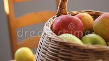 全景拍摄多汁的红苹果雪伦。 成熟的苹果躺在编织的檐口里。 灰色背景。 自然的